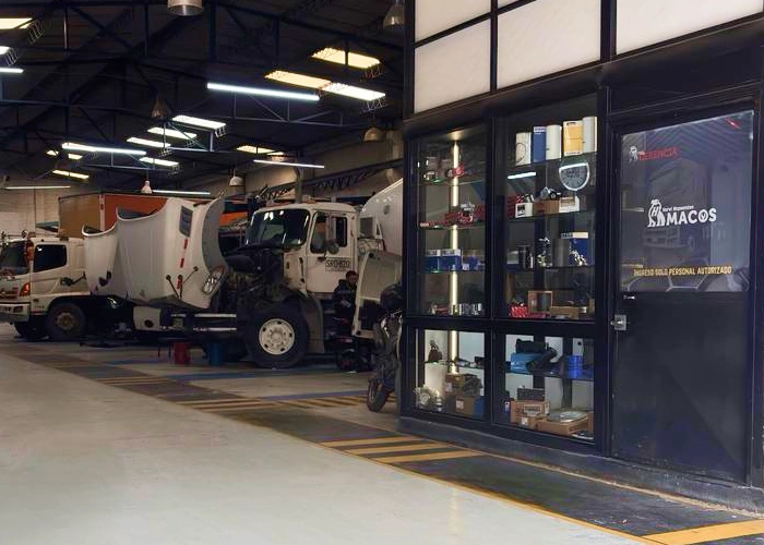 Especialistas repuestos camiones Hino Mack Bogotá